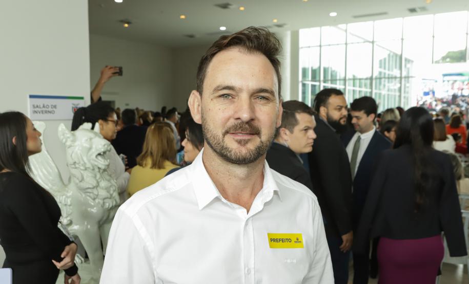 Ratinho Junior sanciona lei da gratuidade das passagens e anuncia programas aos idosos