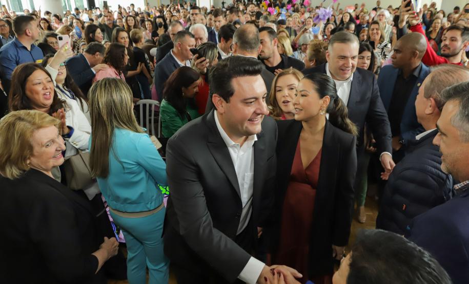 Ratinho Junior sanciona lei da gratuidade das passagens e anuncia programas aos idosos