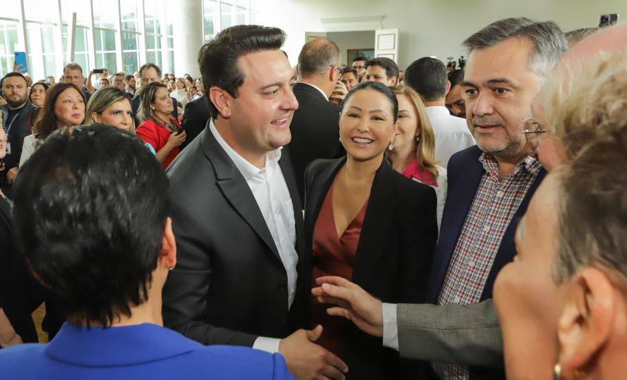 Ratinho Junior sanciona lei da gratuidade das passagens e anuncia programas aos idosos