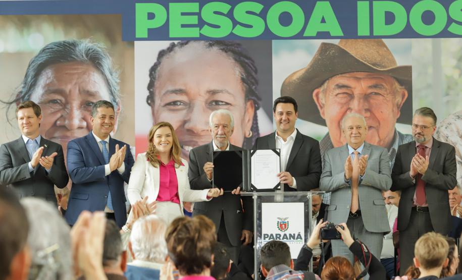 Ratinho Junior sanciona lei da gratuidade das passagens e anuncia programas aos idosos