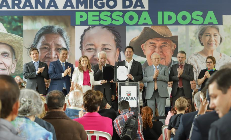 Ratinho Junior sanciona lei da gratuidade das passagens e anuncia programas aos idosos