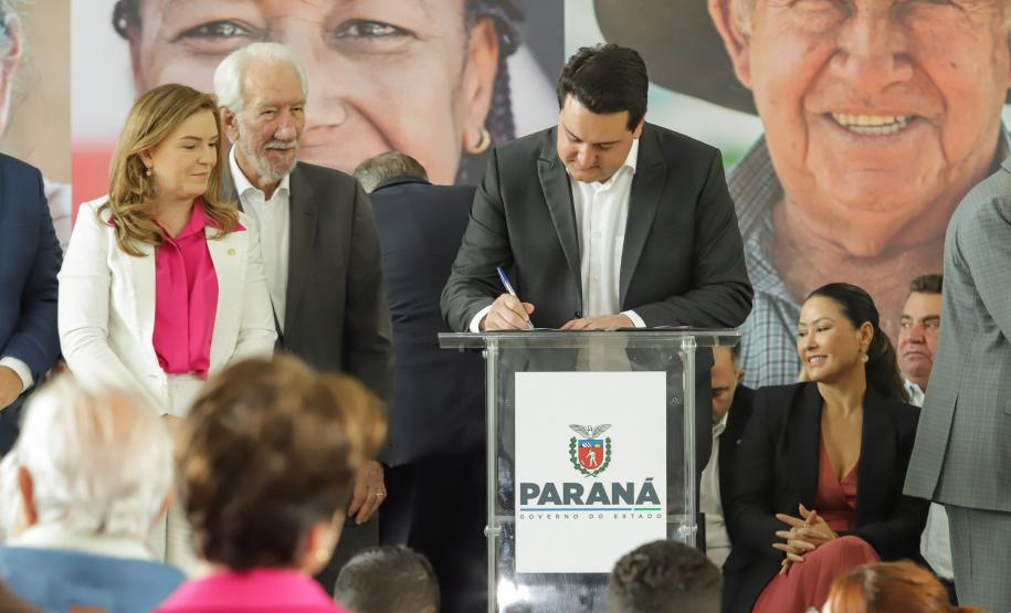 Ratinho Junior sanciona lei da gratuidade das passagens e anuncia programas aos idosos