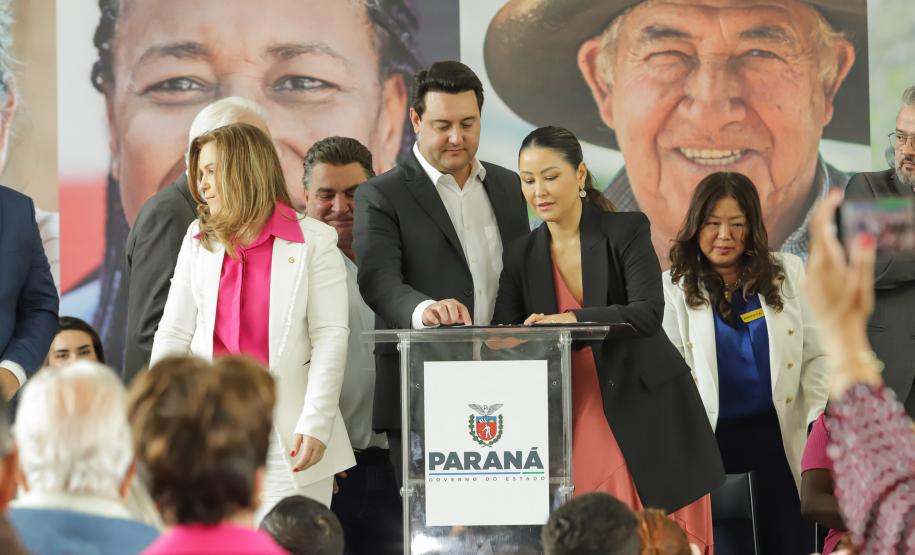 Ratinho Junior sanciona lei da gratuidade das passagens e anuncia programas aos idosos