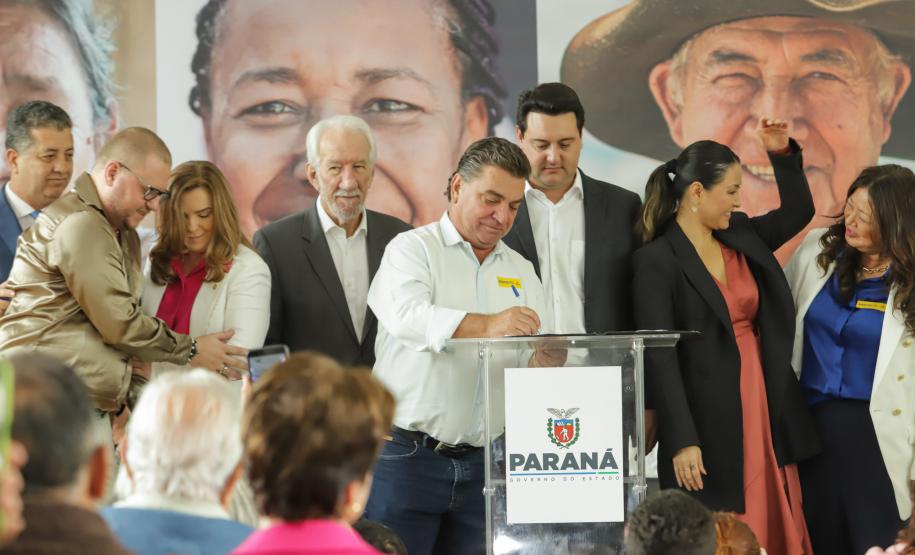 Ratinho Junior sanciona lei da gratuidade das passagens e anuncia programas aos idosos