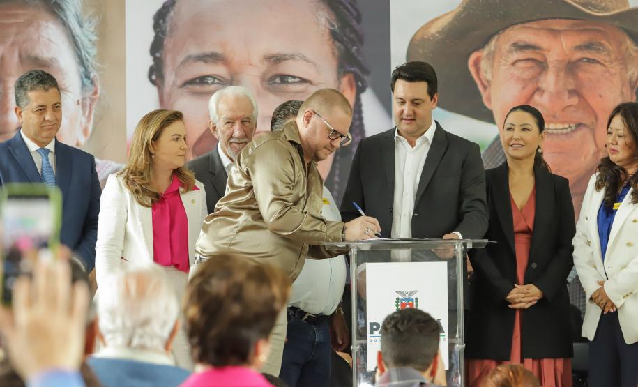 Ratinho Junior sanciona lei da gratuidade das passagens e anuncia programas aos idosos