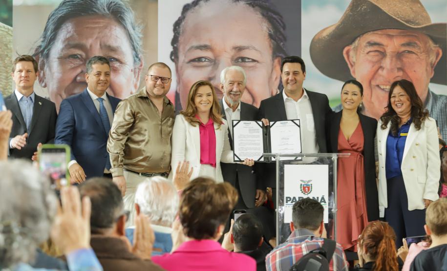 Ratinho Junior sanciona lei da gratuidade das passagens e anuncia programas aos idosos