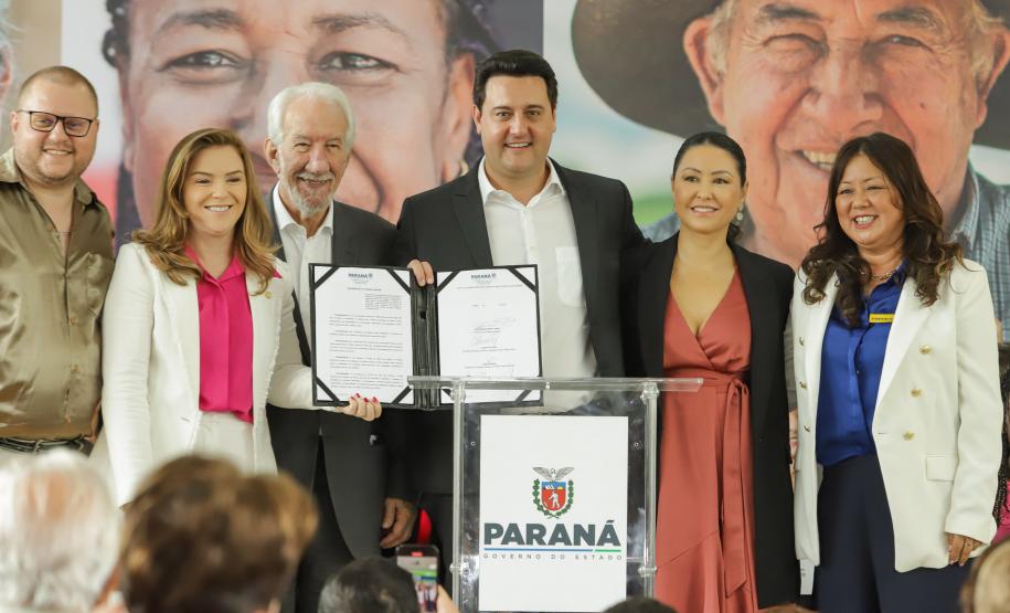 Ratinho Junior sanciona lei da gratuidade das passagens e anuncia programas aos idosos