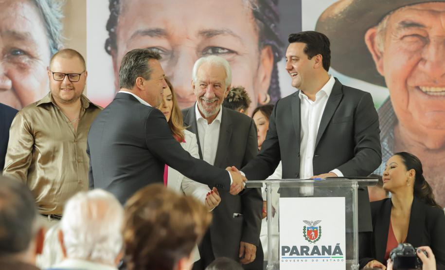 Ratinho Junior sanciona lei da gratuidade das passagens e anuncia programas aos idosos