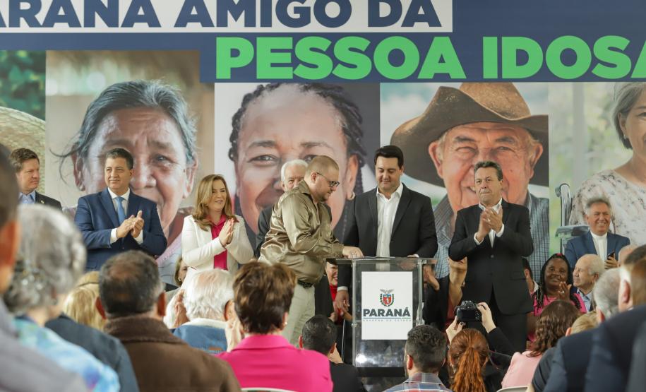 Ratinho Junior sanciona lei da gratuidade das passagens e anuncia programas aos idosos