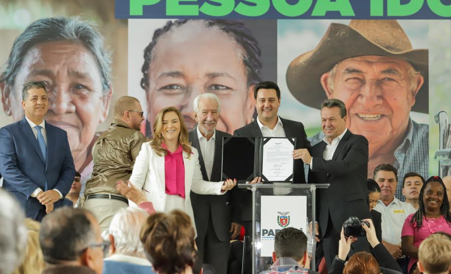 Ratinho Junior sanciona lei da gratuidade das passagens e anuncia programas aos idosos