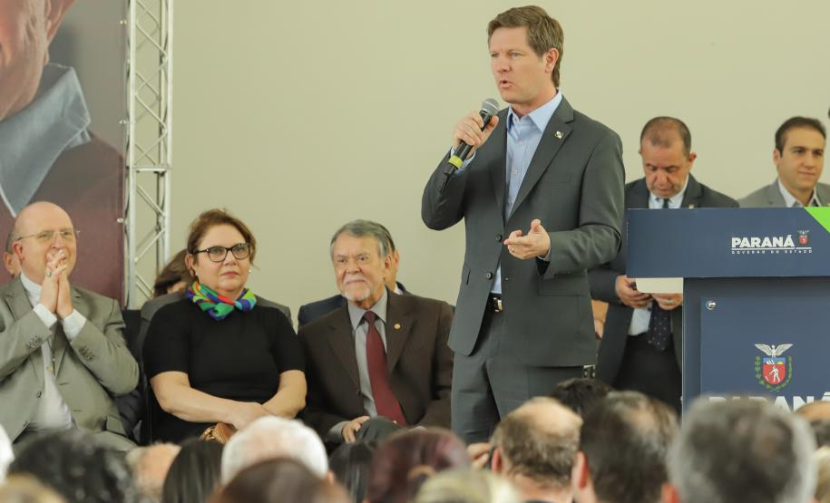 Ratinho Junior sanciona lei da gratuidade das passagens e anuncia programas aos idosos