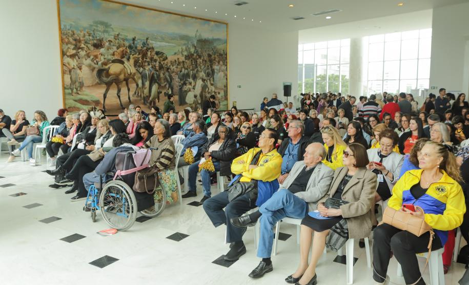 Ratinho Junior sanciona lei da gratuidade das passagens e anuncia programas aos idosos