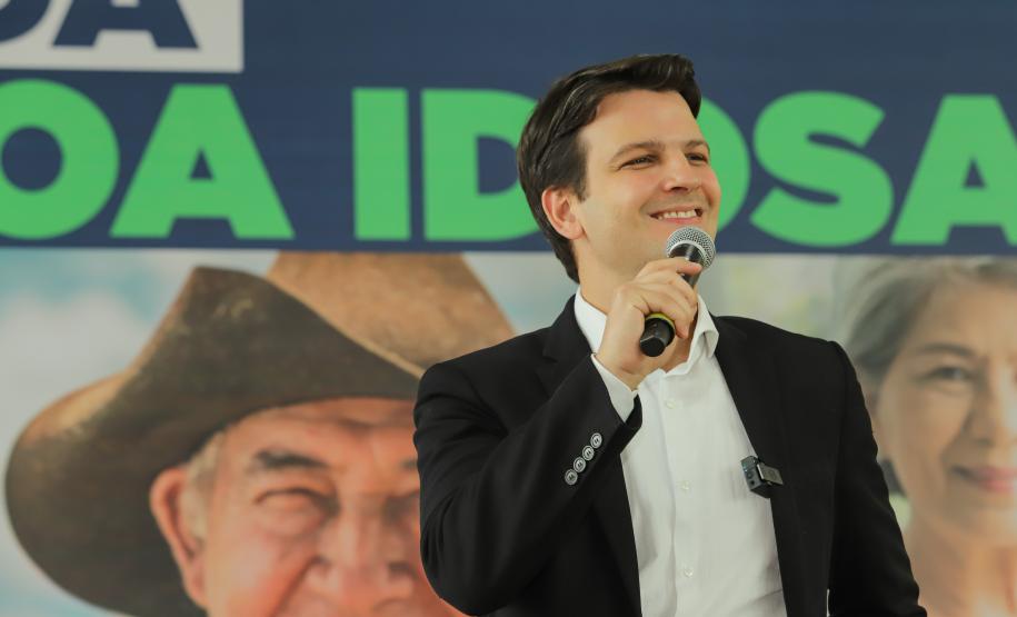 Ratinho Junior sanciona lei da gratuidade das passagens e anuncia programas aos idosos