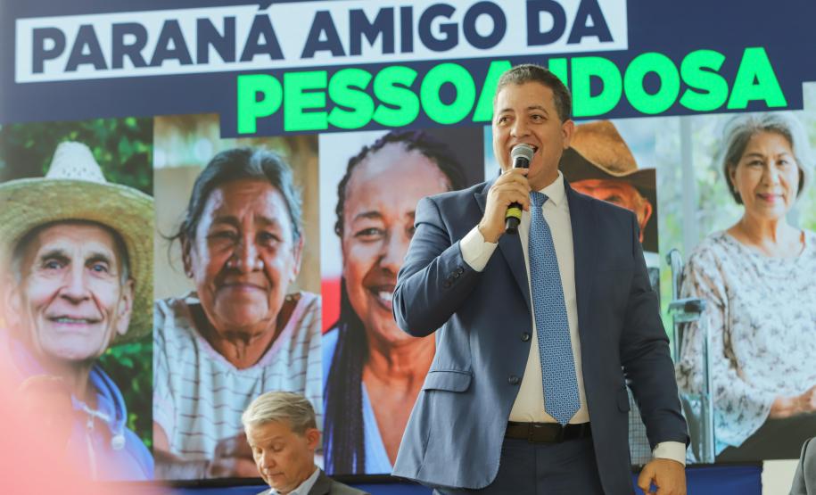 Ratinho Junior sanciona lei da gratuidade das passagens e anuncia programas aos idosos