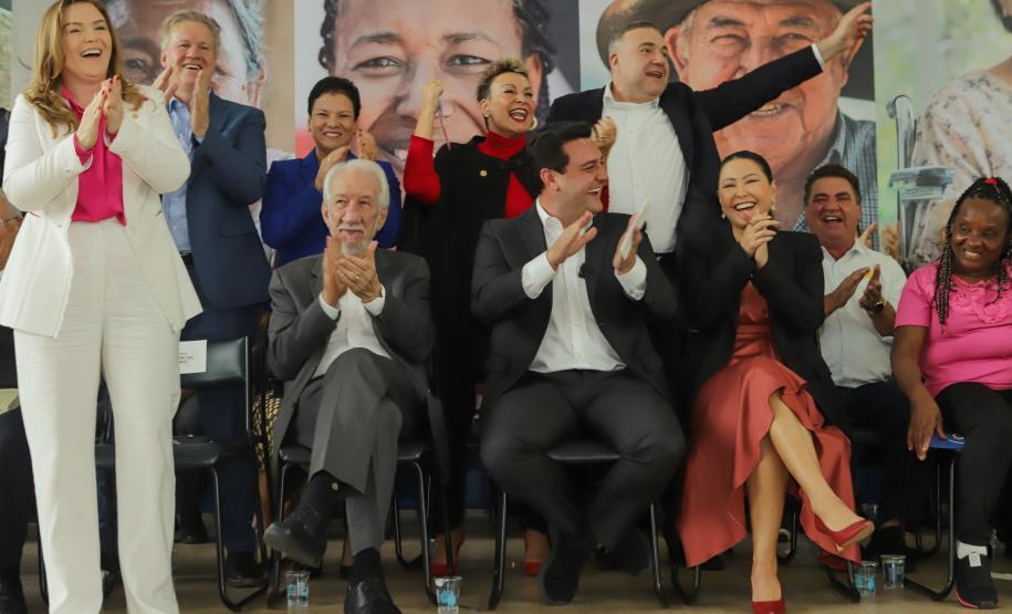 Ratinho Junior sanciona lei da gratuidade das passagens e anuncia programas aos idosos