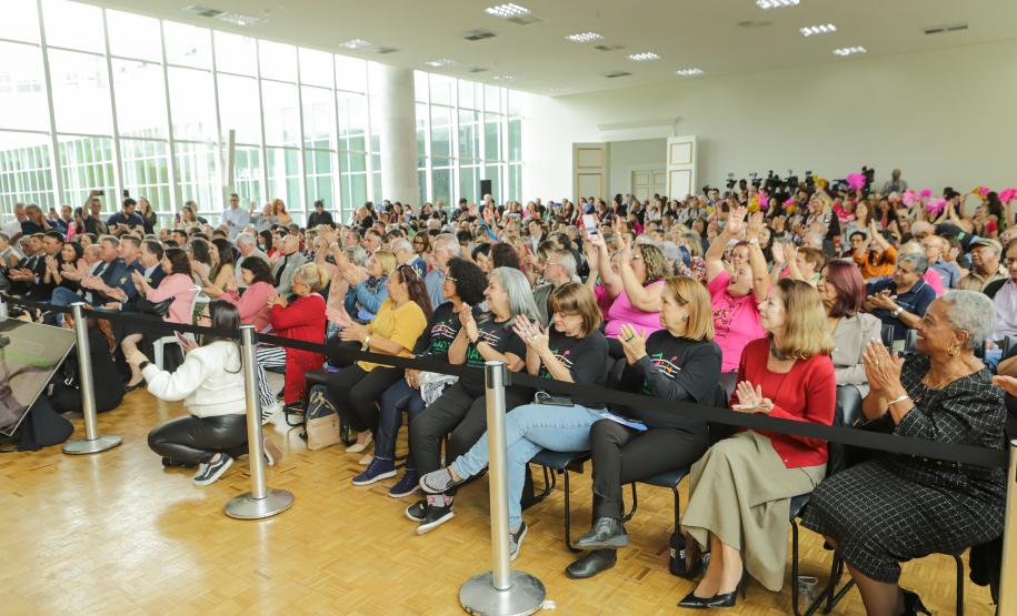 Ratinho Junior sanciona lei da gratuidade das passagens e anuncia programas aos idosos