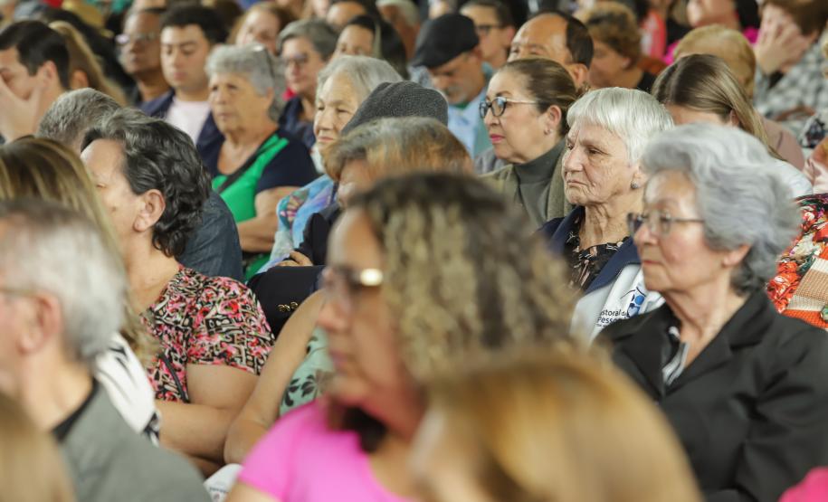 Ratinho Junior sanciona lei da gratuidade das passagens e anuncia programas aos idosos