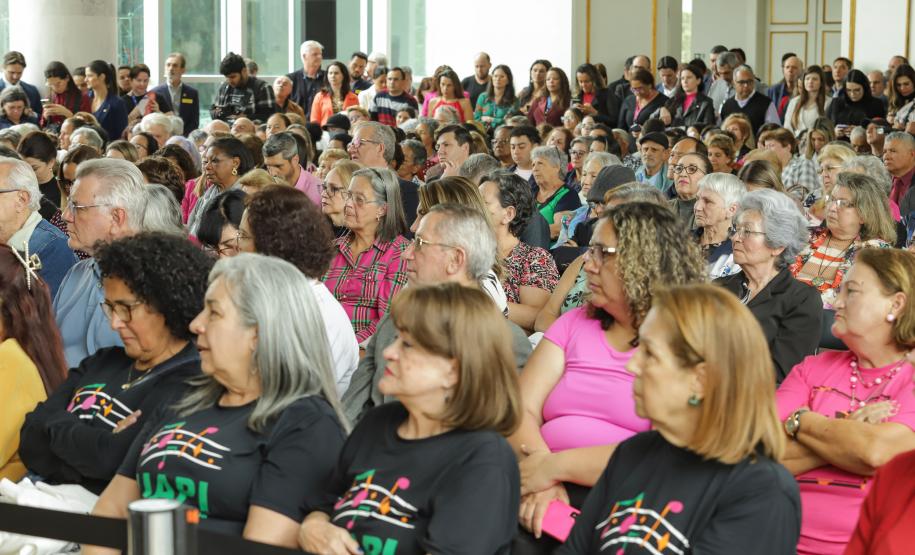 Ratinho Junior sanciona lei da gratuidade das passagens e anuncia programas aos idosos