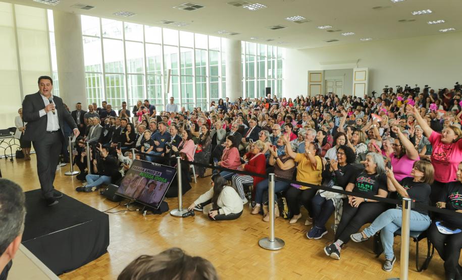 Ratinho Junior sanciona lei da gratuidade das passagens e anuncia programas aos idosos