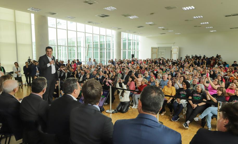 Ratinho Junior sanciona lei da gratuidade das passagens e anuncia programas aos idosos