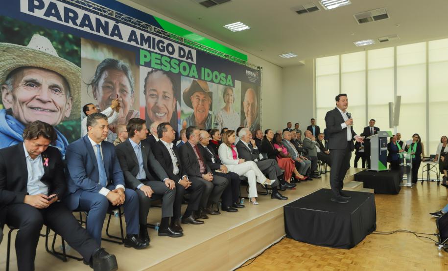 Ratinho Junior sanciona lei da gratuidade das passagens e anuncia programas aos idosos