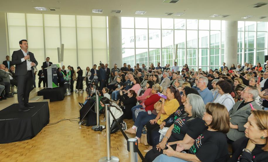 Ratinho Junior sanciona lei da gratuidade das passagens e anuncia programas aos idosos