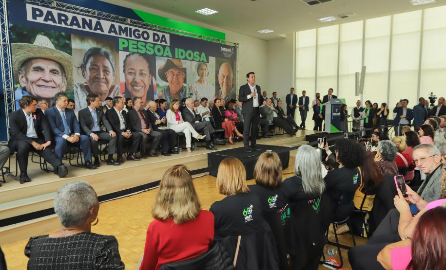 Ratinho Junior sanciona lei da gratuidade das passagens e anuncia programas aos idosos