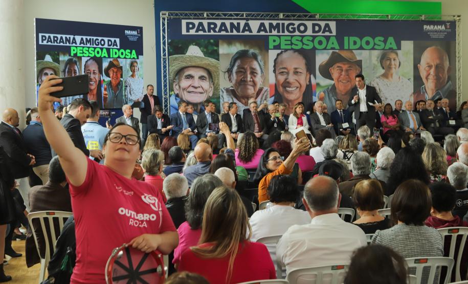 Ratinho Junior sanciona lei da gratuidade das passagens e anuncia programas aos idosos
