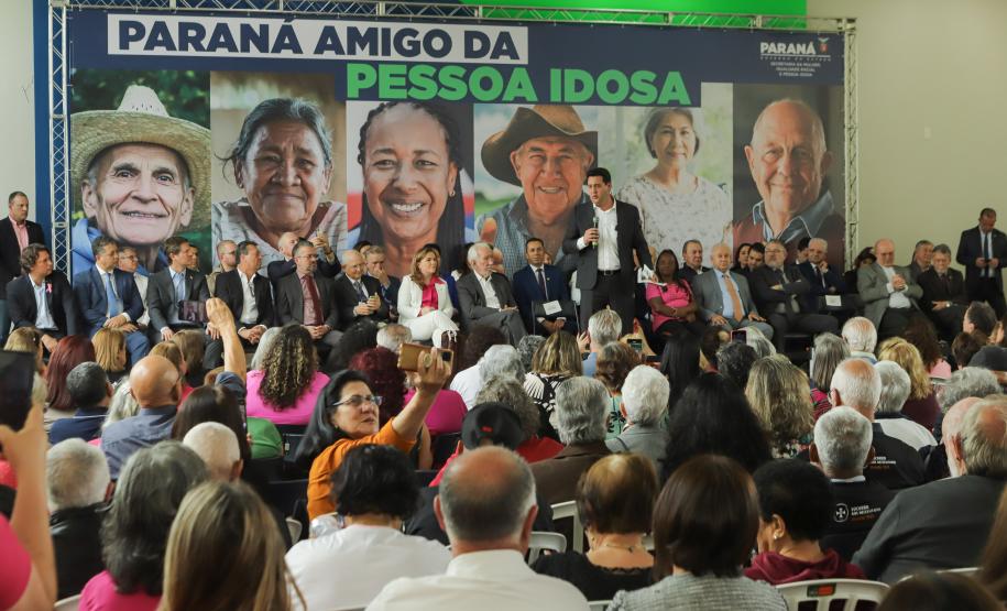 Ratinho Junior sanciona lei da gratuidade das passagens e anuncia programas aos idosos