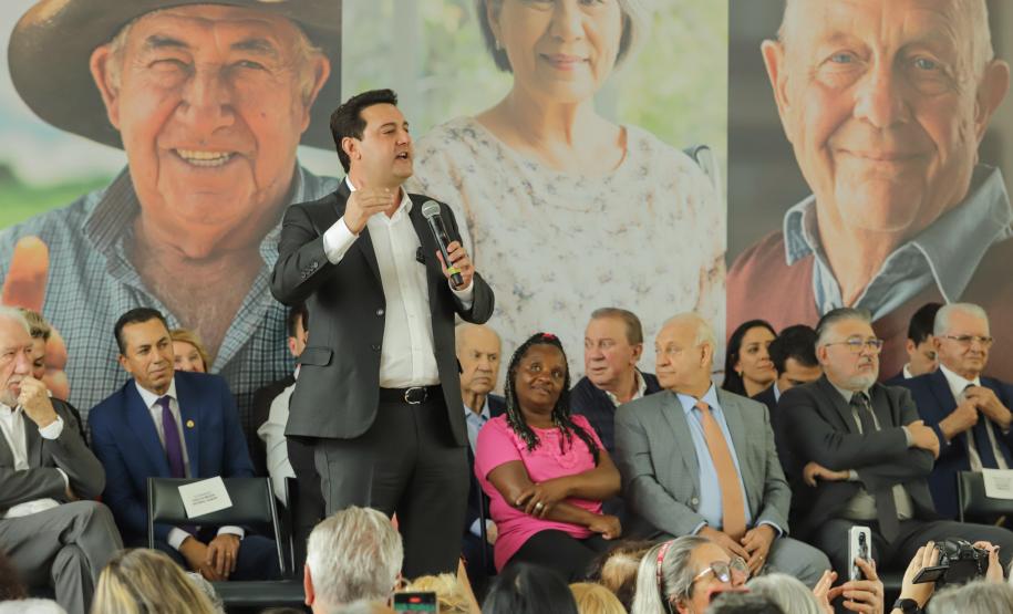 Ratinho Junior sanciona lei da gratuidade das passagens e anuncia programas aos idosos