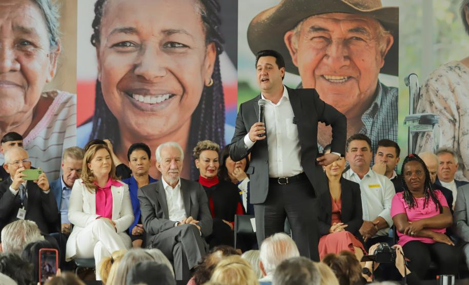 Ratinho Junior sanciona lei da gratuidade das passagens e anuncia programas aos idosos