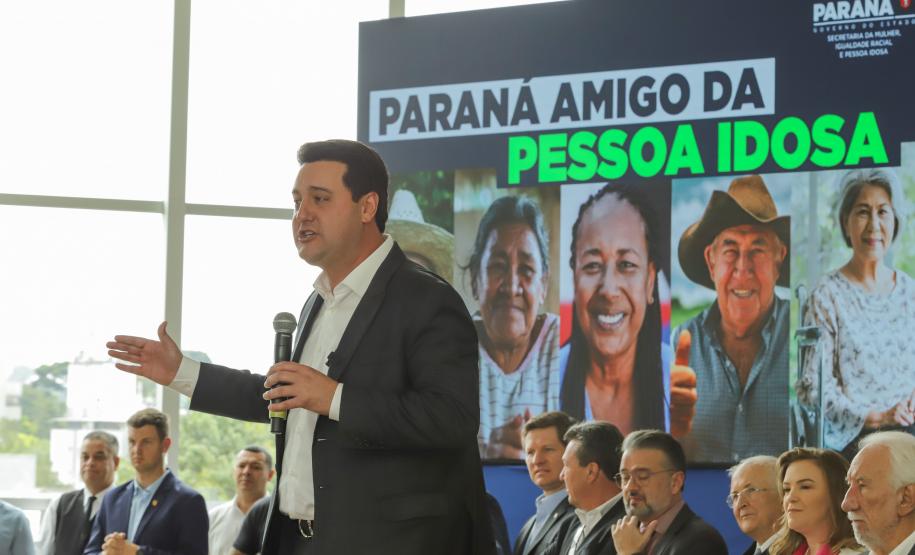 Ratinho Junior sanciona lei da gratuidade das passagens e anuncia programas aos idosos