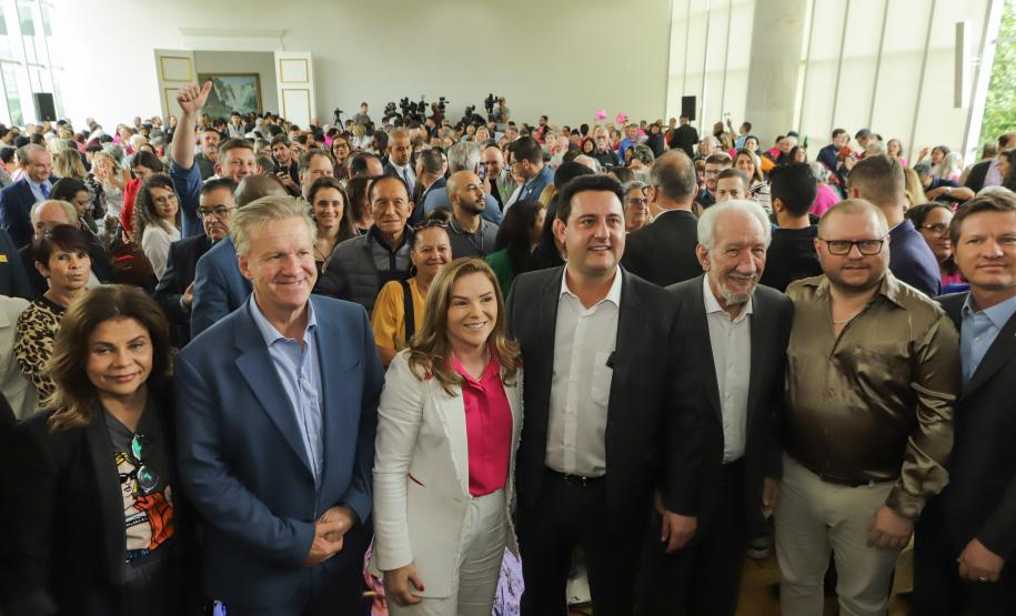 Ratinho Junior sanciona lei da gratuidade das passagens e anuncia programas aos idosos