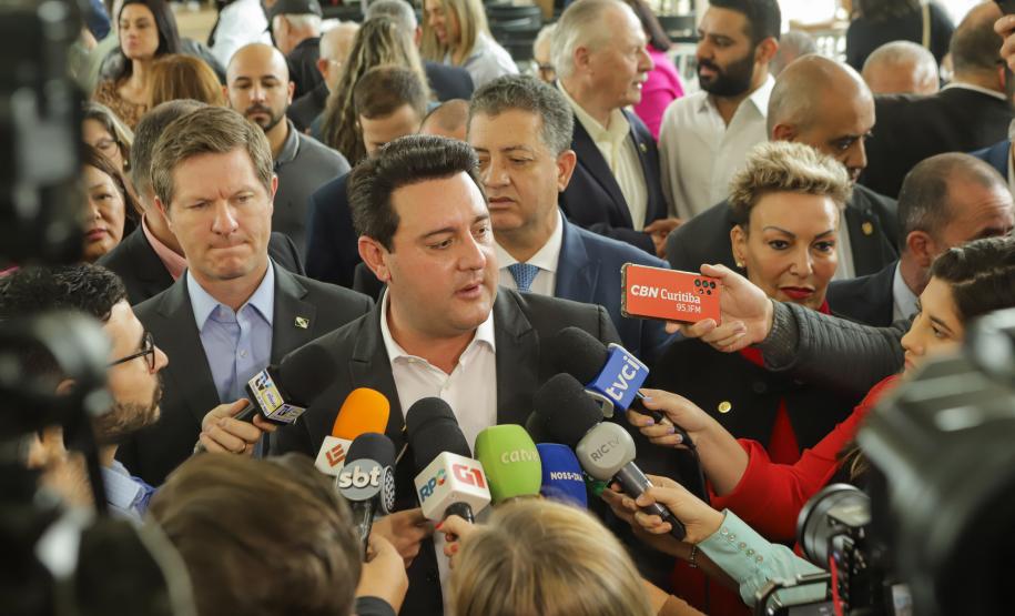 Ratinho Junior sanciona lei da gratuidade das passagens e anuncia programas aos idosos