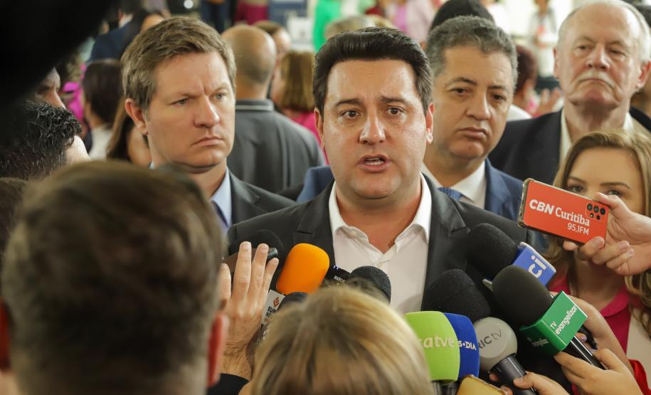 Ratinho Junior sanciona lei da gratuidade das passagens e anuncia programas aos idosos