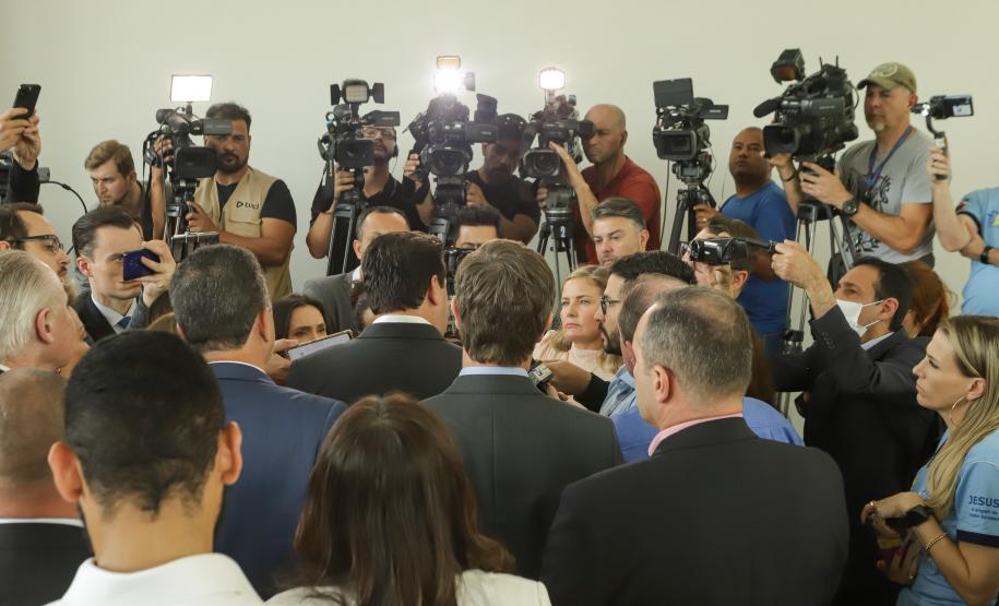 Ratinho Junior sanciona lei da gratuidade das passagens e anuncia programas aos idosos