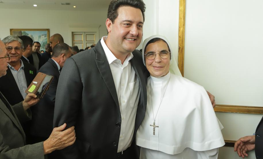 Ratinho Junior sanciona lei da gratuidade das passagens e anuncia programas aos idosos