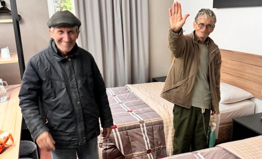 Primeiras famílias desabrigadas pelas chuvas começam a ser acolhidas em hotel