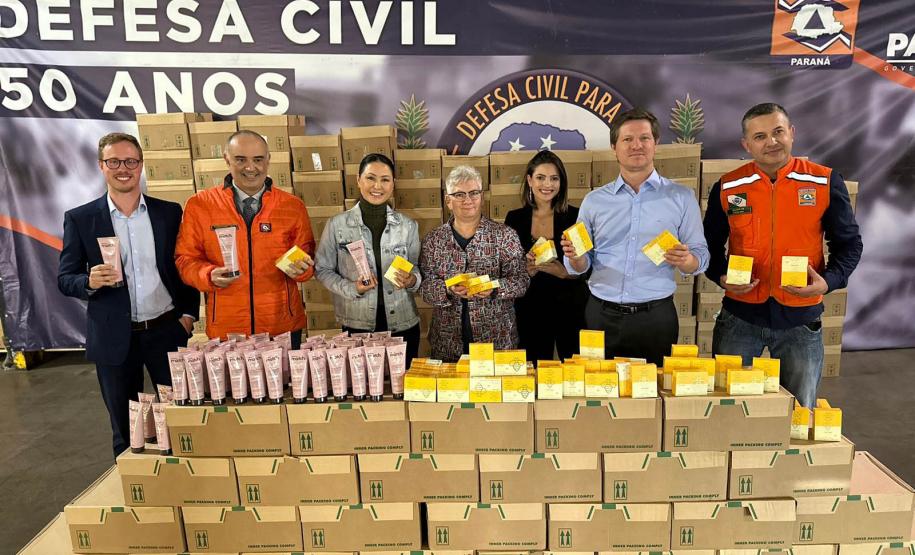 Estado mobiliza doação de 8 toneladas de frango por cooperativas; Defesa Civil entrega cestas básicas