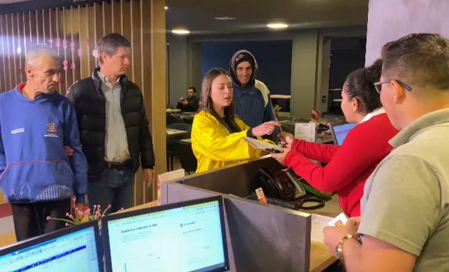 Primeiras famílias desabrigadas pelas chuvas começam a ser acolhidas em hotel