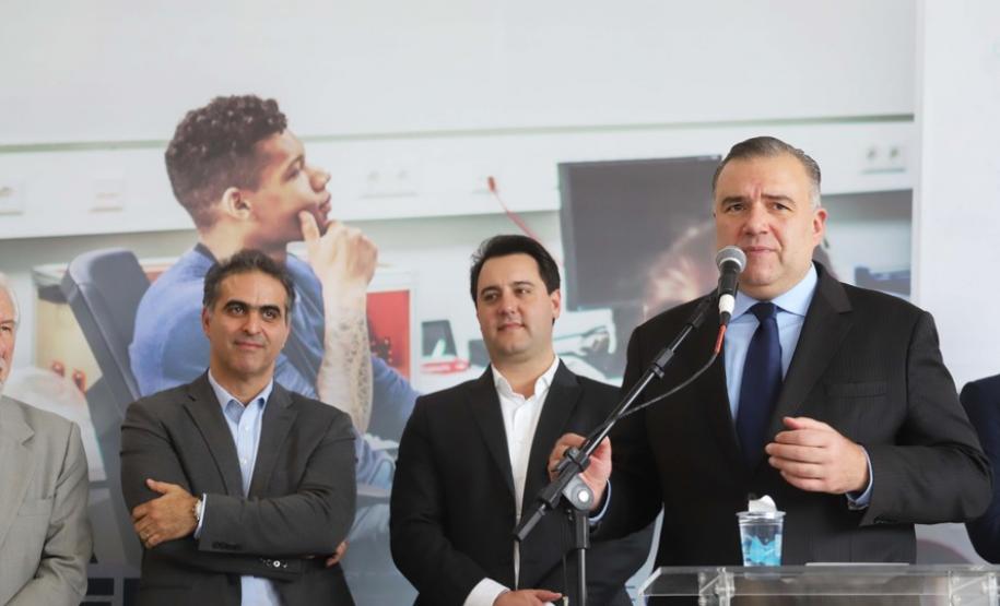 Governador Carlos Massa Ratinho Junior, conheceu as Carretas do Conhecimento ? SENAI. São cursos técnicos que atenderão 46 municípios. Participaram: o vice governador, Darci Piana; presidente da Volkswagen, para América Latina, Pablo Di Si; secretário da Justiça, Família e Trabalho ; presidente da FIEP/Pr, Edson Campagnolo; entre outros.Curitiba, 04-07-19.Foto: Arnaldo Alves / ANPr.da