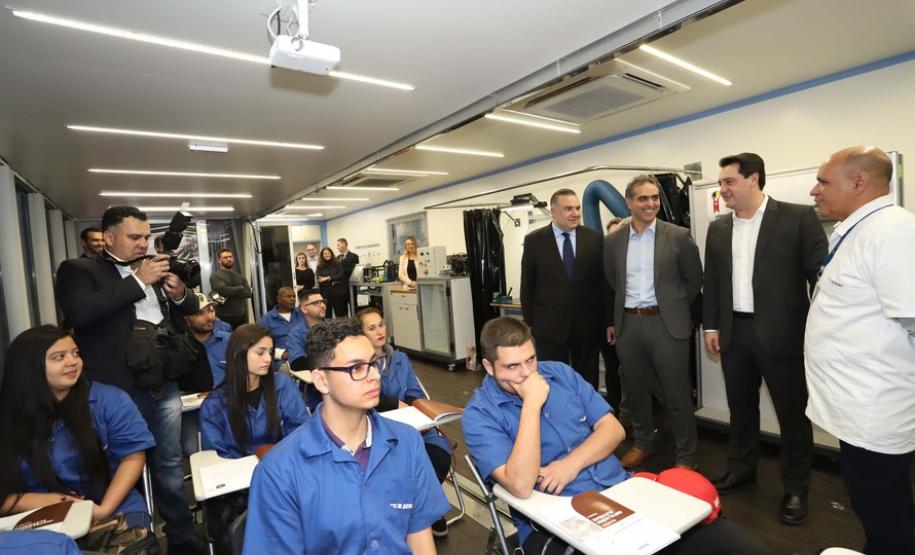Governador Carlos Massa Ratinho Junior, conheceu as Carretas do Conhecimento ? SENAI. São cursos técnicos que atenderão 46 municípios. Participaram: o vice governador, Darci Piana; presidente da Volkswagen, para América Latina, Pablo Di Si; secretário da Justiça, Família e Trabalho ; presidente da FIEP/Pr, Edson Campagnolo; entre outros.Curitiba, 04-07-19.Foto: Arnaldo Alves / ANPr.da